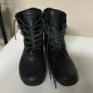 Fairly used Sperry saltwater duck boot in color black, US size 11.